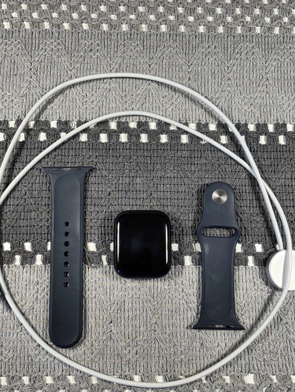 Apple Watch Series 8 45mm Aluminum Midnight Unlocked w/Charging Pad & Wrist Band